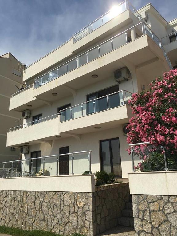 Days Inn Apartments Ulcinj Bagian luar foto